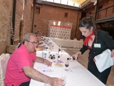 Azafata de FERCAM durante el concurso de vinos