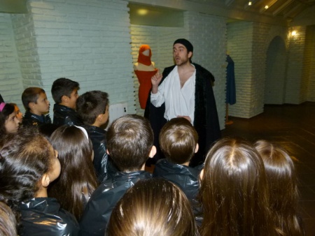 Visita de alumnado del CEIP Tierno Galván con el actor Josean Cano encarnando a Manuel Piña