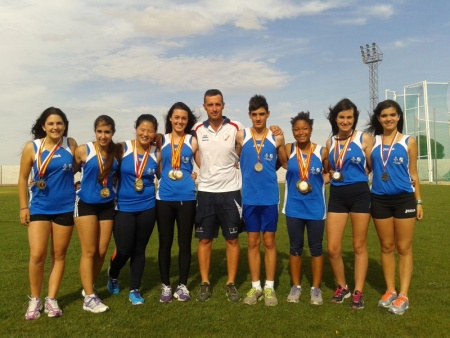 Medallistas con su entrenador, Juan Cano