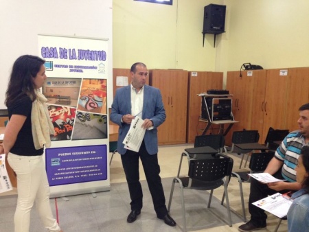 Carmen Beatriz Alcolea, concejal de Juventud, y Pedro González, del Grupo SEC, durante la clausura