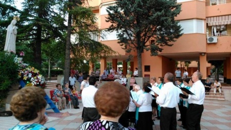 Actuación del Coro del Centro de Mayores ante la Virgen de Fátima. Foto: Facebook AAVV Nuevo Manzanares