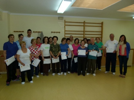 Entrega de diplomas a uno de los grupos