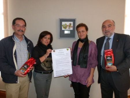 Entrega del pergamino con la resolución del concejo de Manzanares (Caldas)