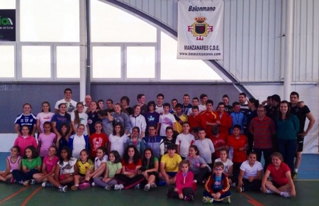 Foto conjunta del alumnado de las escuelas de balonmano