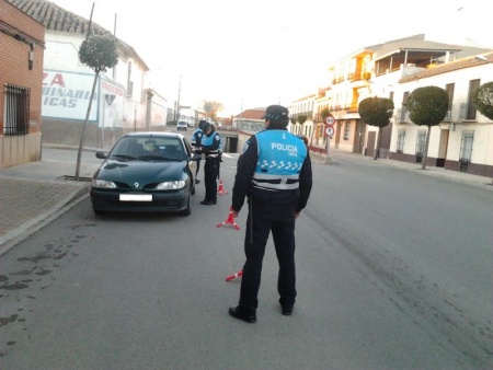 Control policial en una calle de Manzanares