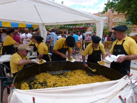 Mucho público en la paella popular