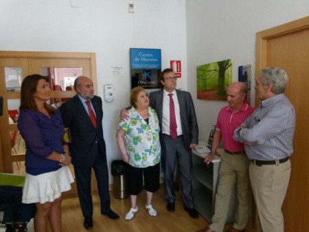 El Director General y autoridades saludan a miembros del Consejo de Mayores