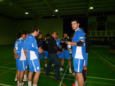 Paco Vidal en el centro, seguirá dando instrucciones. Marchán, a la derecha, podría fichar en Asobal