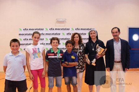 Los ganadores de las III Olimpiadas Matemáticas, junto al concejal de Educación. Foto: EFA Moratalaz