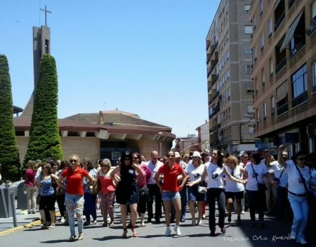 Un momento de los bailes en la plaza del Gran Teatro