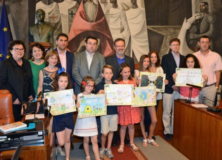 Foto de familia de ganadores, profesores y autoridades