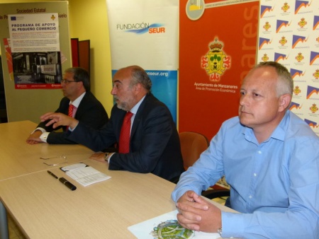 Presentación del III Concurso Emprende en Manzanares junto a representantes de CCM (izquierda) y de Seur (derecha)