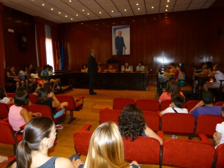 Momento del pleno infantil con alumnado del CEIP "Tierno Galván"