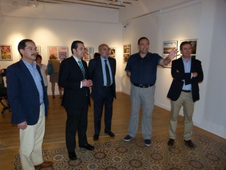 Autoridades junto a José Talavera, autor y comisario de la exposición