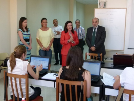 Visita de Paloma Barredo a los talleres de empleo de Manzanares