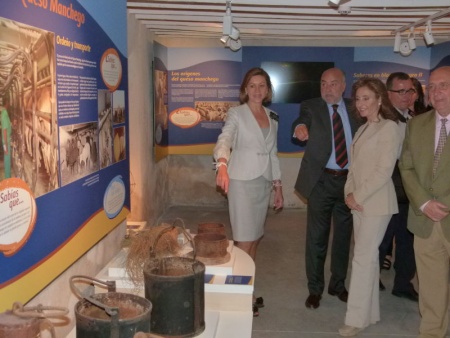 Visita de la presidenta de C-LM al Museo del Queso Manchego