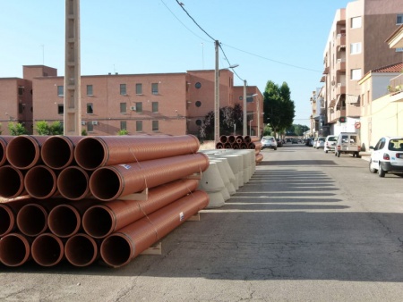 Tuberías preparadas para su instalación en la calle Trafalgar