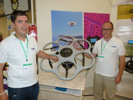 Responsables de Acre Soluciones con el dron premiado