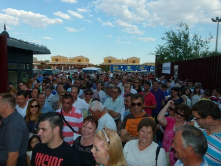 Centenares de personas a la entrada del recinto a las 20 horas del sábado