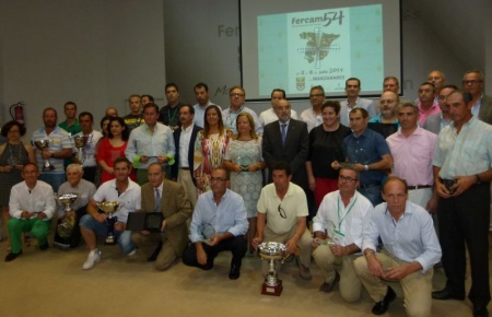 Foto de todos los premiados en la clausura de FERCAM