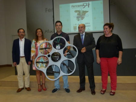 José Antonio Domínguez, con el dron premiado, recogió el galardón