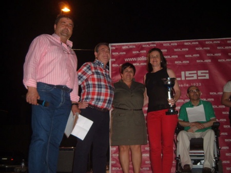 Manuel Sánchez-Gil, presidente de la asociación, y Teresa Jiménez, concejal de Festejos, durante la entrega de premios del concurso de conductoras.