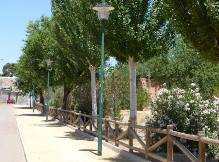 Los jóvenes fueron sorprendidos dañando las farolas de este paseo