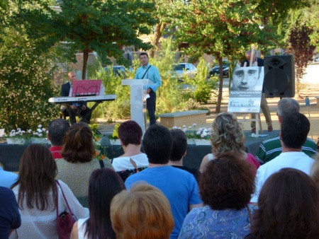 Juan de Dios González, secretario de la AAVV Río Azuer, leyó el manifiesto en memoria de Miguel Ángel Blanco