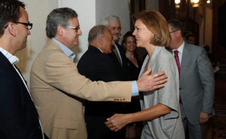 David Abolafia, director del IES Sotomayor junto a María Dolores Cospedal, presidenta del Gobierno de Castilla-La Mancha, tras la firma del convenio