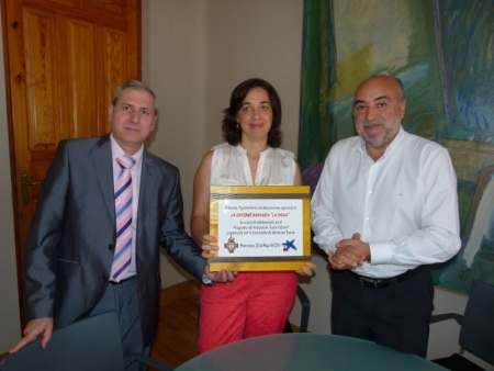 Antonio López de la Manzanara, alcalde de Manzanares, junto a los directores de las sucursales de "La Caixa"