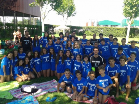 Participantes del campus en la piscina