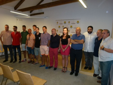 Jugadores, técnicos y directivos junto a la concejal de Deportes tras la presentación del proyecto deportivo