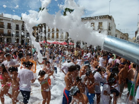 Fiesta de la espuma en la plaza