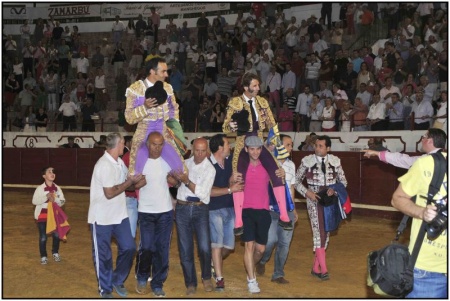 El Cid y Padilla, a hombros en Manzanares. Foto: Roque Jesús Cuesta