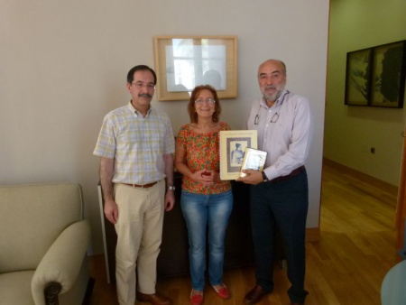 El alcalde, Antonio López de la Manzanara, junto a Manuel Martín-Gaitero y Manoli Carrión