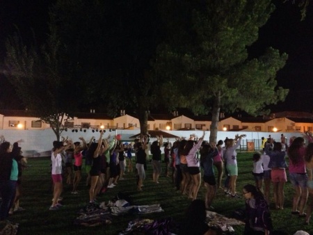 Participantes durante las actividades en la Piscina Municipal