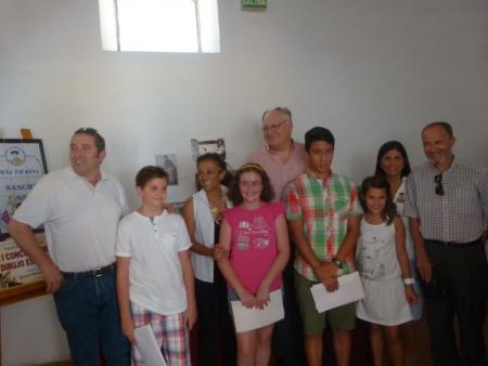 Ganadores del concurso junto a la familia de Ignacio Sánchez Mejías