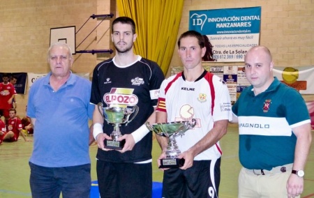 Los capitanes recibieron los trofeos. Foto: Manzanares FS (José A. Romero)