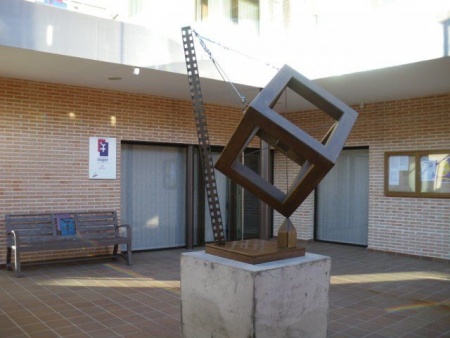 Escultura en el patio del Centro de la Mujer