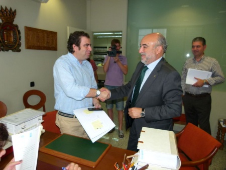 Firma de la escritura de los terrenos entre el coordinador de Fomento y el alcalde de Manzanares