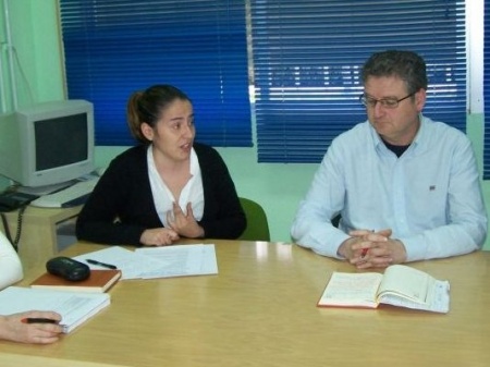 María José Sanchís, en una reunión de trabajo junto al director del IES "Sotomayor", David Abolafia