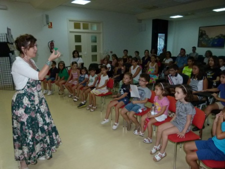 Violeta Monreal, durante el encuentro con pequeños lectores