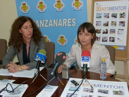 Rebeca Sánchez-Maroto, concejal de Bienestar Social, y Raquel Cañadas, administradora del Aula Mentor-Manzanares