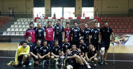 Plantilla del BM Manzanares con el trofeo de subcampeón