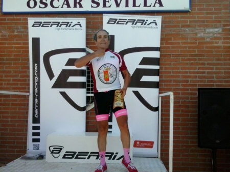 Hilario Tolosa, en el podium con el maillot de campeón regional