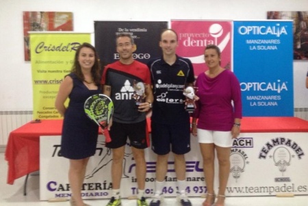 Carmen Beatriz Alcolea y Lola Serna junto a la pareja ganadora en el torneo masculino