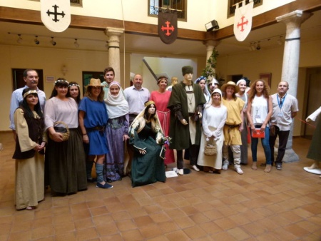 Los protagonistas de las visitas teatralizadas, junto a las autoridades en la exposición de la Casa de Cultura