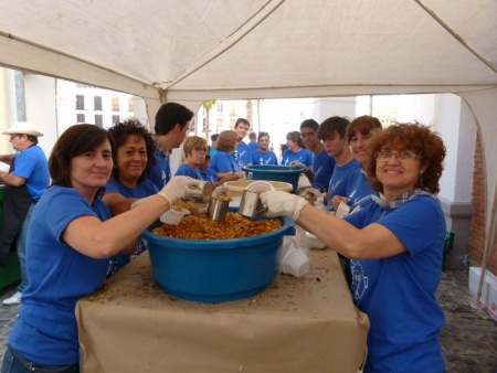 Miembro de ACECE y colaboradores preparando las migas