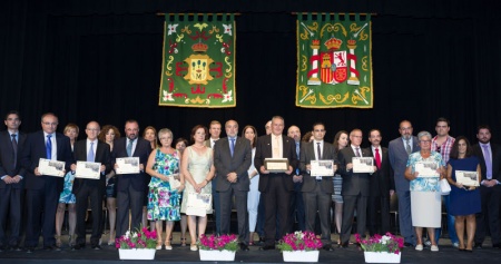 Foto conjunta de distinguidos y autoridades. Foto: Ángel León