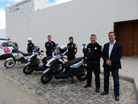 Las nuevas motocicletas, junto a la moto de la patrulla rural